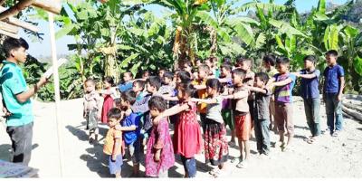 উখিয়ায় শিক্ষাবঞ্চিত ক্ষুদ্র নৃগোষ্ঠীর শিশুরা