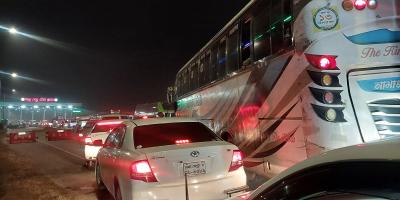 পদ্মা সেতুর টোল প্লাজায় দীর্ঘ যানজট