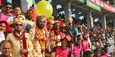 খেলা দেখতে স্টেডিয়ামে হাজির চার বর!