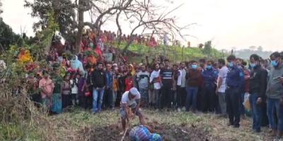 আলু খেতে পুঁতে রাখা নারীর কঙ্কাল উদ্ধার