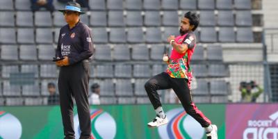 নওয়াজকে ধাক্কা দিয়ে শাস্তি পেলেন সাকিব