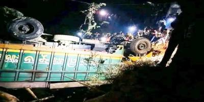 কয়লাভর্তি ট্রাক খাদে পড়ে চালক নিহত, হেলপার আহত