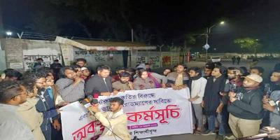 ডাকসু নির্বাচনের রোডম্যাগের দাবিতে শিক্ষার্থীদের বিক্ষোভ