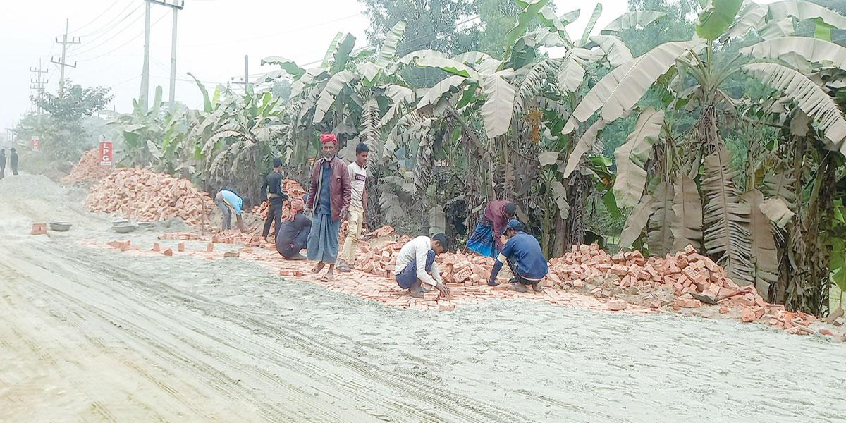 লক্ষ্মীপুরে আঞ্চলিক মহাসড়কে ইট-সলিং!