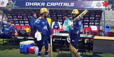 টস জিতে ব্যাটিংয়ে ঢাকা