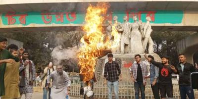 ঢাবিতে স্বরাষ্ট্র উপদেষ্টার কুশপুতুল পুড়িয়ে পদত্যাগ দাবি