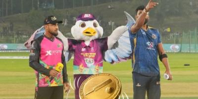 টস জিতে ব্যাটিংয়ে ঢাকা