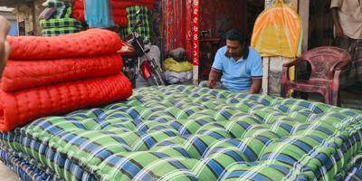 খোকসায় লেপ-তোশকের দোকানে ভিড়