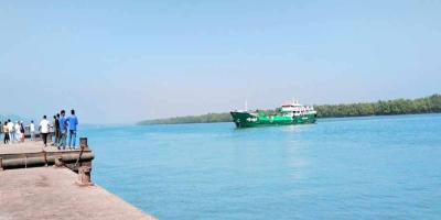 টেকনাফ স্থলবন্দরে ভিড়েছে আটকে রাখা ২ জাহাজ