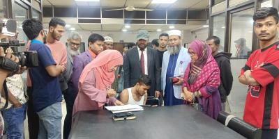 জুলাই আন্দোলনে আহতদের হাসপাতালে গিয়ে ভোটার করছে ইসি