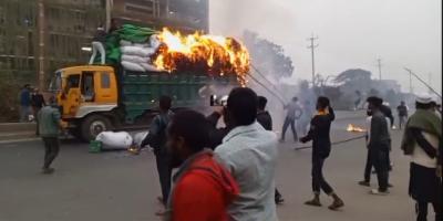 গাজীপুরে বেক্সিমকো শ্রমিকদের সড়ক অবরোধ, পরিবহনে আগুন