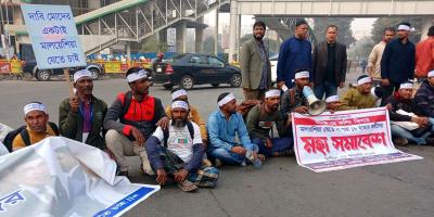 কারওয়ান বাজারে মালয়েশিয়া যেতে না পারা কর্মীদের সড়ক অবরোধ