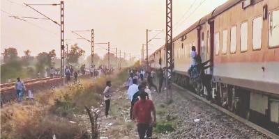 ভারতে ট্রেন থেকে লাফিয়ে ১২ জনের মৃত্যু