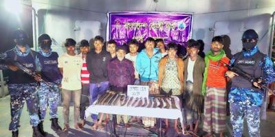 বাঁশখালীতে অস্ত্রসহ ১২ জলদস্যু আটক