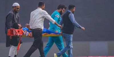 স্ট্রেচারে মাঠ ছাড়লেন মিরাজ, বড় চোটের শঙ্কা