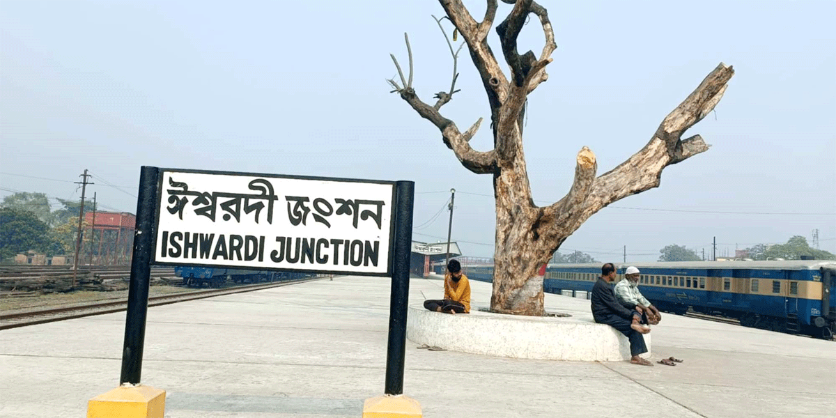 রানিং স্টাফদের কর্মবিরতিতে পাকশী রেল বিভাগে ট্রেন চলাচল বন্ধ
