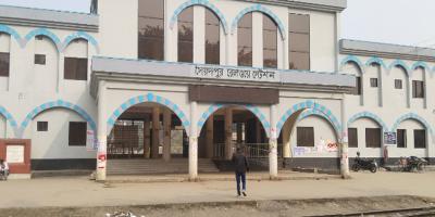 সৈয়দপুর স্টেশন থেকে ছাড়েনি ট্রেন, ভোগান্তিতে যাত্রীরা
