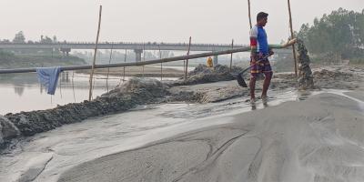 রংপুরে রাজনৈতিক ছত্রছায়ায় চলছে বালু তোলা