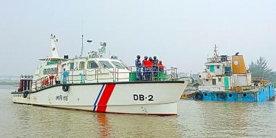 রূপসায় লাইটার জাহাজডুবি, উদ্ধারে কোস্টগার্ড