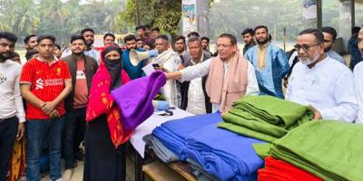 রামগতিতে সাবেক এমপি আশরাফ উদ্দিন নিজামের কম্বল বিতরণ