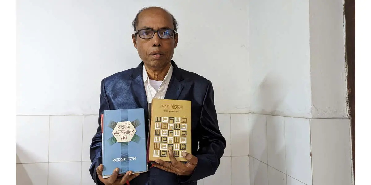 পাঠাগারে বই বিলি করেন তিনি
