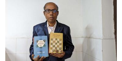 পাঠাগারে বই বিলি করেন তিনি