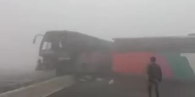 মিঠাপুকুরে ঘন কুয়াশায় নিয়ন্ত্রণ হারিয়ে দুর্ঘটনার কবলে ৬ গাড়ি