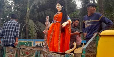তাঁতের শাড়ি পরে হাতে বীণা নিয়ে মণ্ডপে যাচ্ছেন দেবী সরস্বতী