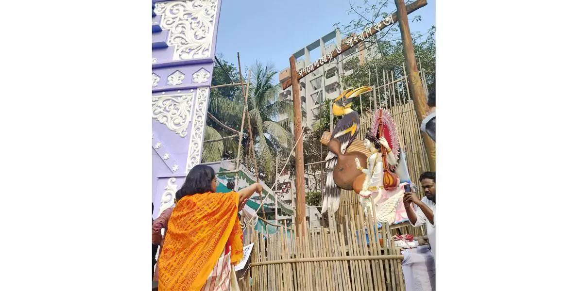 ঢাবি সাংবাদিকতা বিভাগের সরস্বতী পূজার পুরোহিত একই বিভাগের ছাত্রী