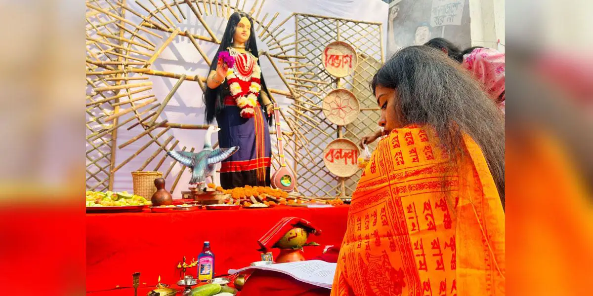 জবিতে সরস্বতীর বন্দনায় নারী পুরোহিত