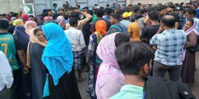 বকেয়া বেতনের দাবিতে সড়ক অবরোধ করে পোশাকশ্রমিকদের বিক্ষোভ