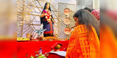 জবিতে সরস্বতীর বন্দনায় নারী পুরোহিত