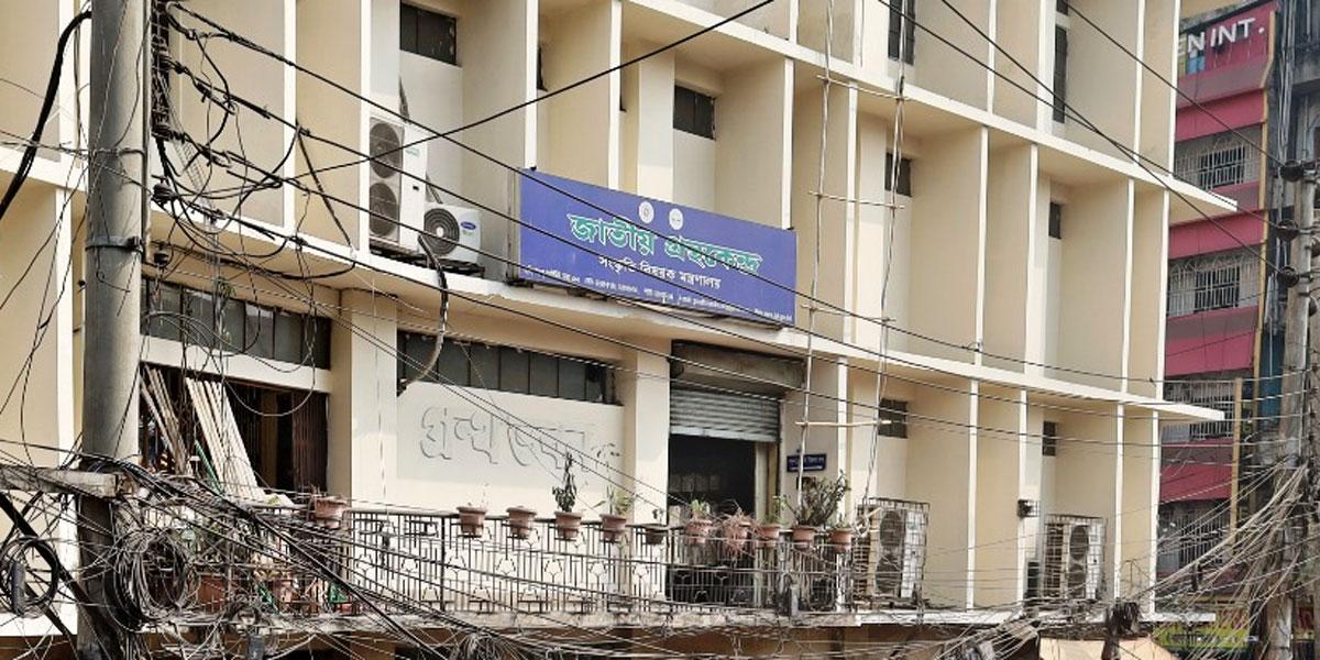 মাসে এক হাজার পাঠকও আসেন না