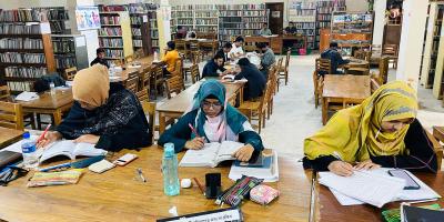 ফেনী সরকারি গ্রন্থাগারে চাকরিপ্রত্যাশীরাই আসেন বেশি