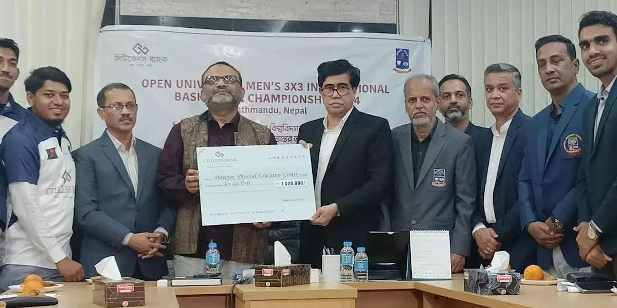 ঢাবির বাস্কেটবল টিমকে ১০ লাখ টাকার চেক হস্তান্তর