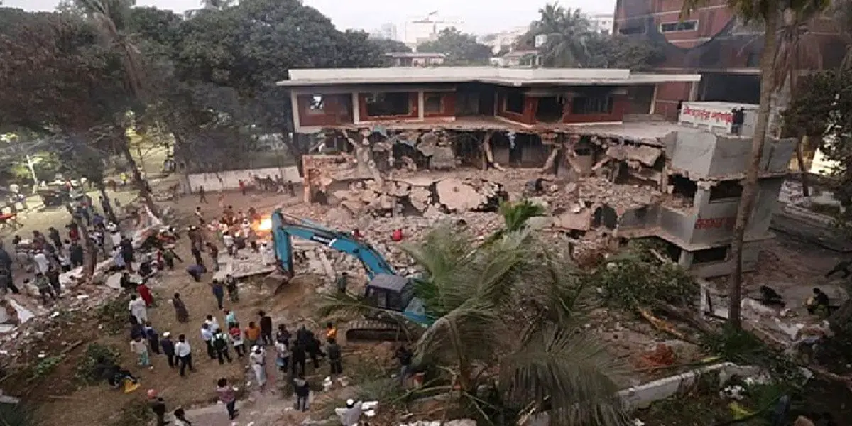 সকালেও চলছে ৩২ নম্বর ভাঙার কাজ