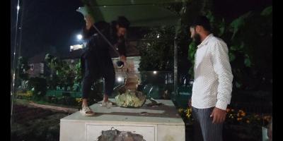 যশোরে অন্তত ১০ স্থানে শেখ মুজিবের ভাস্কর্য ভাঙচুর