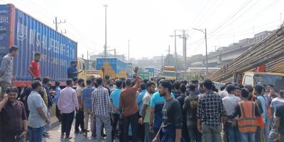 চট্টগ্রাম বন্দরে ৪ দফা দাবিতে শ্রমিকদের আন্দোলন