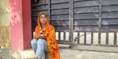 বিষের বোতল হাতে প্রেমিকের বাড়ির সামনে হাজির প্রেমিকা
