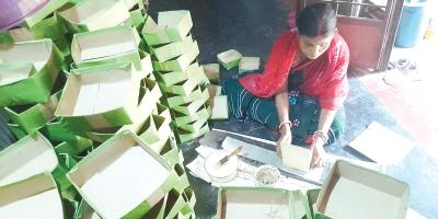 কাগজের ঠোঙা তৈরি করে স্বাবলম্বী রীনা রানী