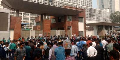 সচিবালয়ের সামনে অবস্থান নিয়েছেন নিয়োগ বাতিল হওয়া শিক্ষকরা