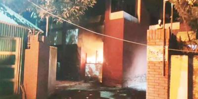 ভাঙচুরের পর আগুন দেওয়া হলো তোফায়েলের বাড়িতে