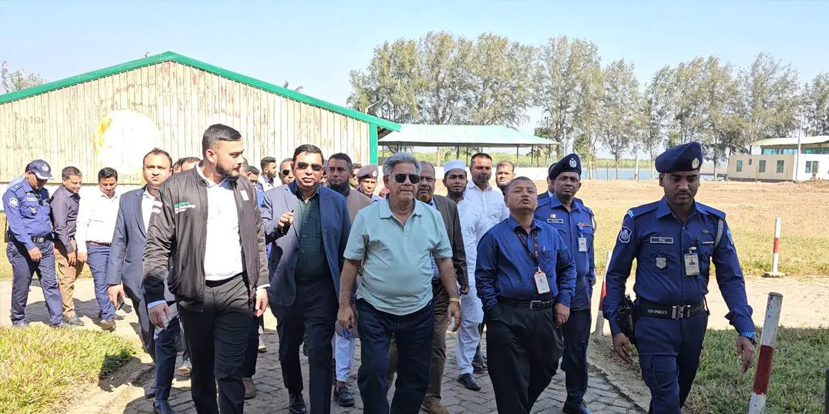 টেকনাফ স্থলবন্দর পরিদর্শনে নৌ পরিবহন উপদেষ্টা, অনিয়ম তুলে ধরেন ব্যবসায়ীরা
