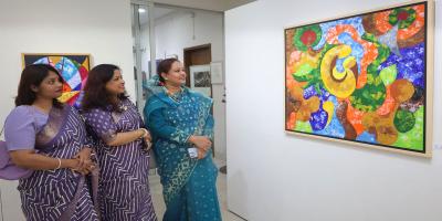 শিল্পী নাজমুন নাহার রহমানের ‘ক্যানভাসে বিমূর্ত নারী মন’ একক প্রদর্শনী