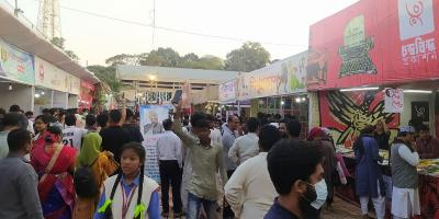 চট্টগ্রাম বইমেলায় ছুটির দিনে দর্শনার্থীর ঢল