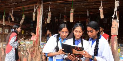 ‘গাছের ফাঁসি’ টানছে ক্রেতা-দর্শনার্থীদের