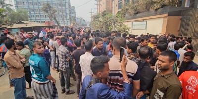 গাজীপুরে বিভিন্ন দাবিতে সড়ক অবরোধ করে শ্রমিকদের বিক্ষোভ