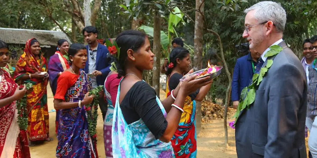 সিলেটে চা শ্রমিকদের অভ্যর্থনায় মুগ্ধ ইইউ দূত