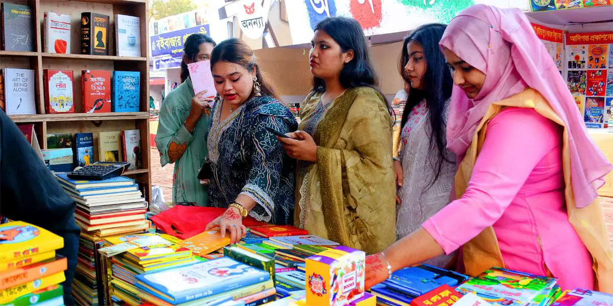 পাইরেটেড বইয়ের দৌরাত্ম্য, বিপাকে প্রকৃত প্রকাশকরা