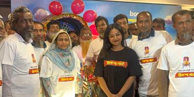 সিনেমা দেখে আবেগে ভাসলেন শতাধিক রিকশাচালক